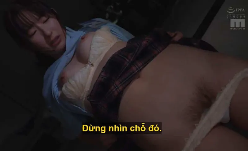 Ông chủ âm mưu quan hệ với cô nhân viên dưới quyền kiêu kỳ lười nhác, suốt ngày chỉ chăm chăm chat chit cùng người yêu.